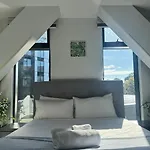 Azeroth - Comfy & Artistic Studio In Newmarket