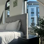 Azeroth - Comfy & Artistic Studio In Newmarket