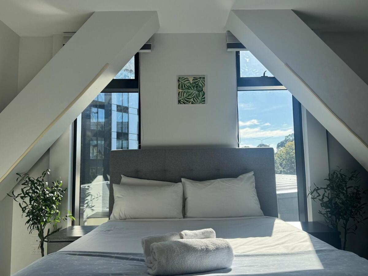 Azeroth - Comfy & Artistic In Newmarket Apartment *