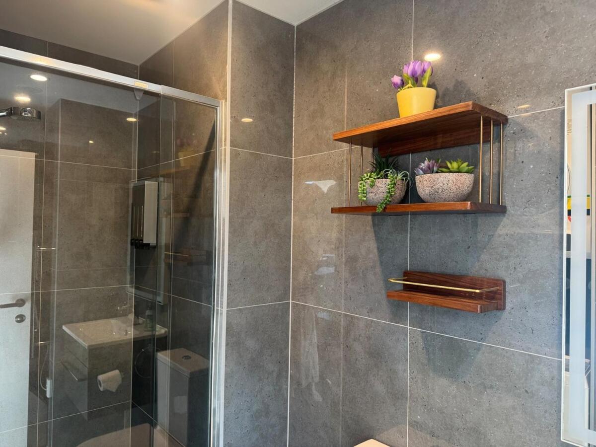 Azeroth - Comfy & Artistic In Newmarket