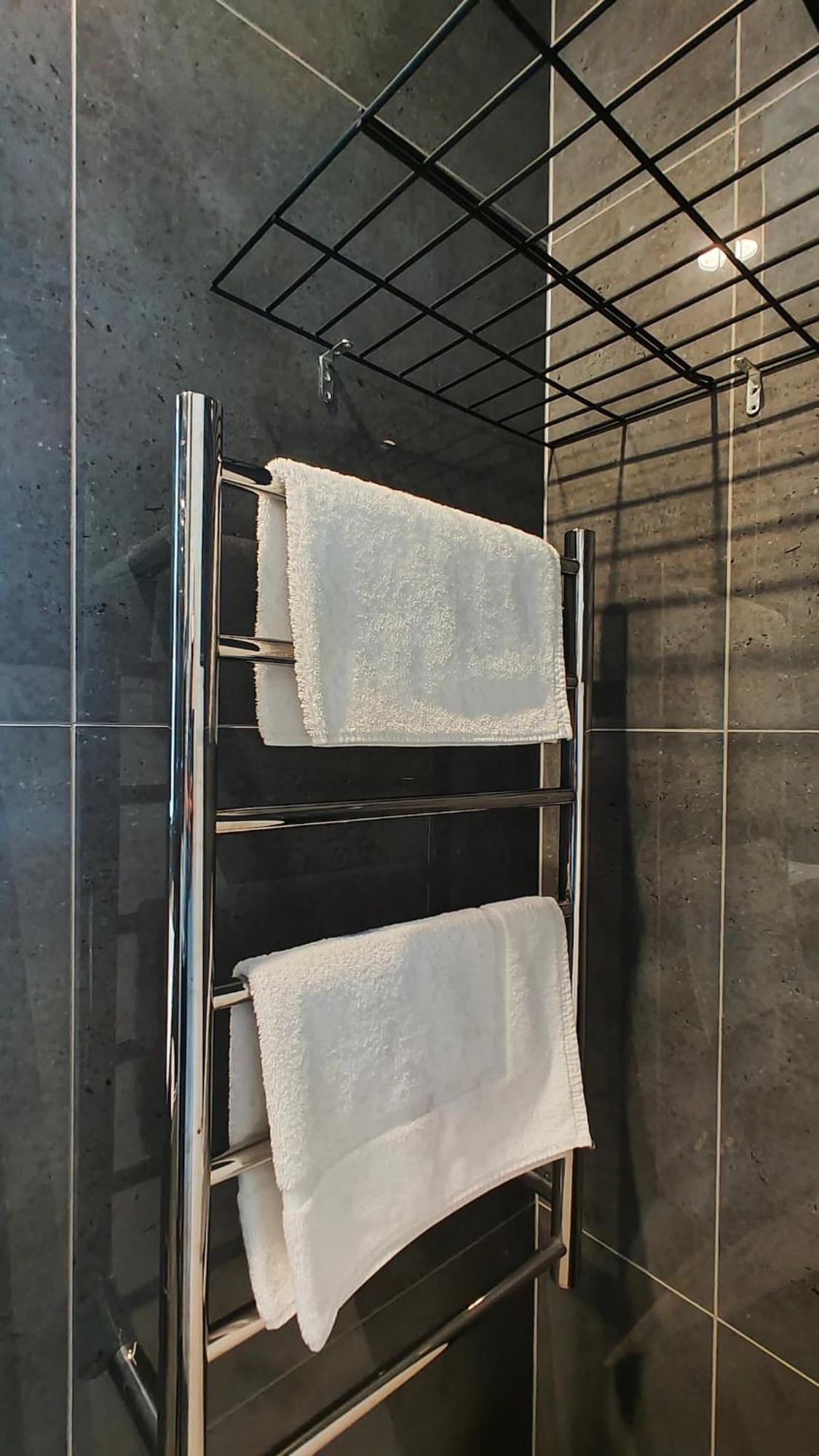 Azeroth - Comfy & Artistic In Newmarket Apartment *